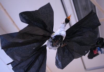 En pappersfågel lyfter. Foto: Alveola Ämting