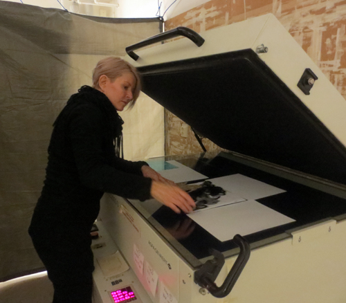 Kursdeltagare placerar original för belysning i exponeringsboxen. Foto: Jan K Persson. 